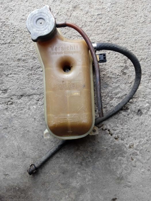 Расширительный бачек на Мерседес 190/ 124