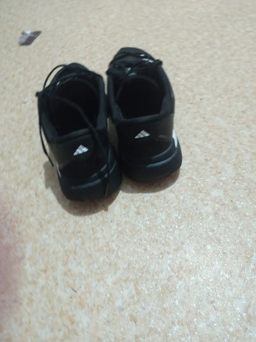 Продам кроссовки adidas