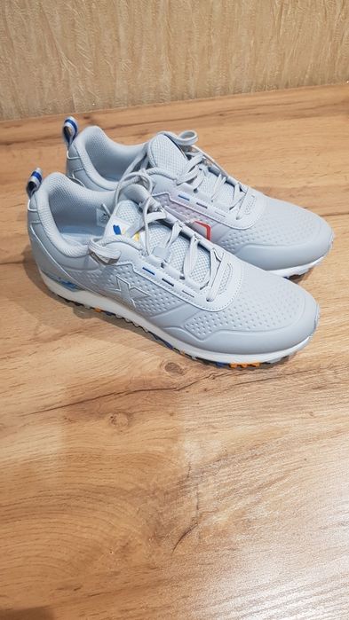 Продаётся фирменные кроссовки