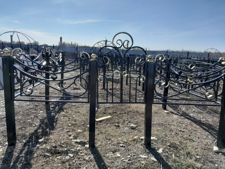 Оградки и памятники