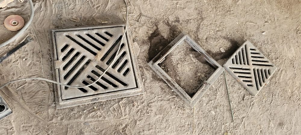 Канализационные чугунные люки, дождеприёмные решетки и пр.