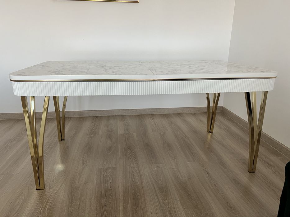 Masă dining extensibilă cu efect de marmură/auriu