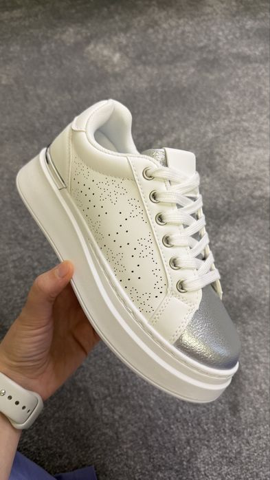 Кроссовки женские