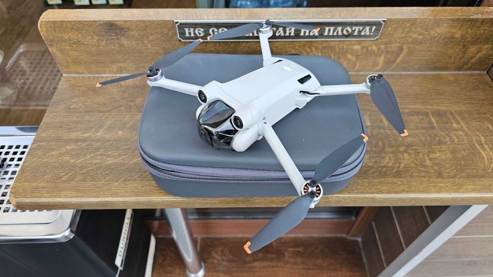 Продавам дрон DJI mini 3 pro