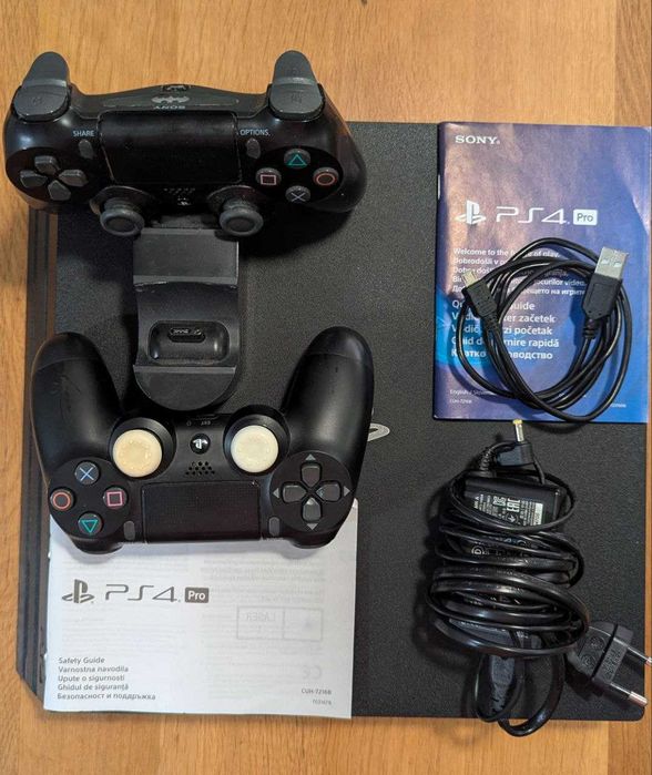 Playstation 4 Pro 1 TB + 3 gamepads + gamepad charger + God of War