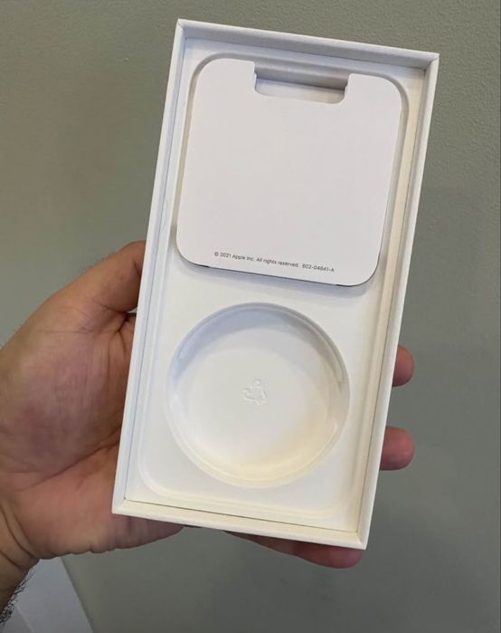 Cutie neagră pentru iPhone 13, potrivită pentru revânzare.