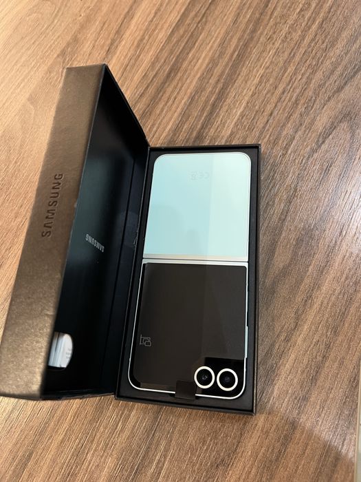 Samsung Galaxy Z Flip 6 256GB / Чисто нов
