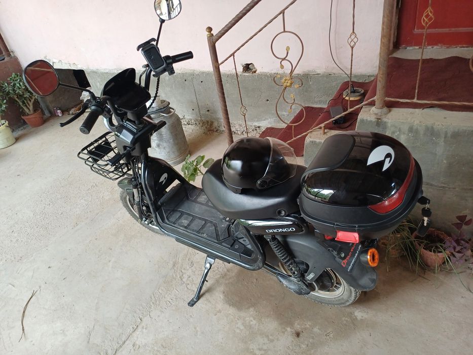 Model: Bu Drongo R-14 elektr skuteri bo'lib, zamonaviy shahar aholisi