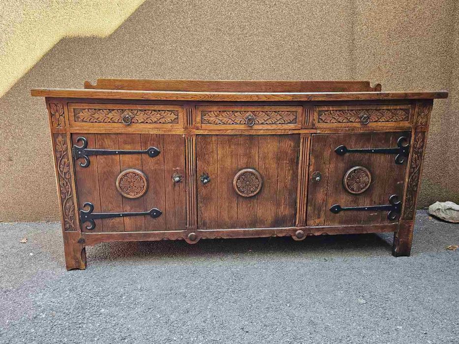 Контрабюфет с дърворезба и метален обков