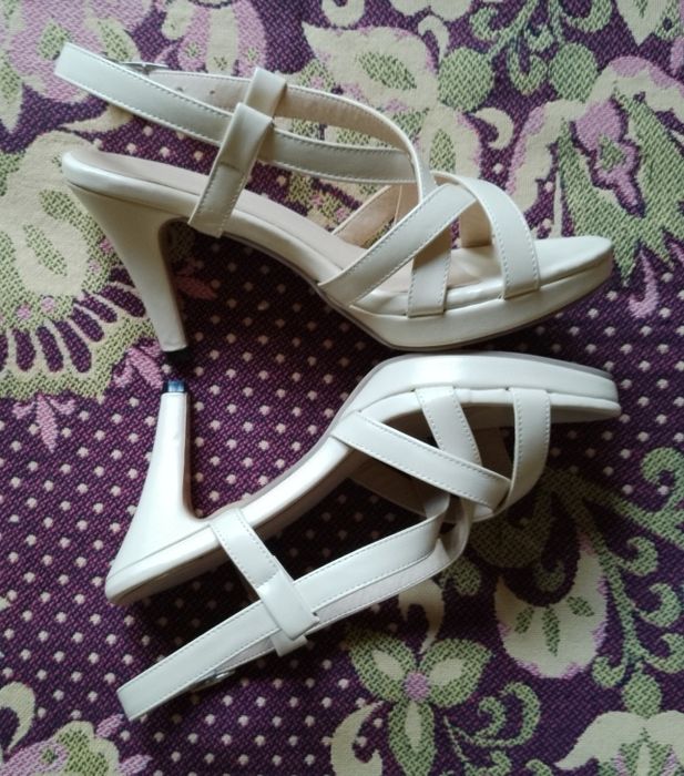 Продаю новые босоножки