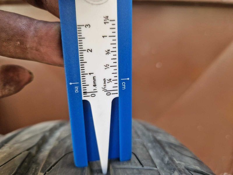 4 Pirelli R17 215/65
летни гуми
DOT1921