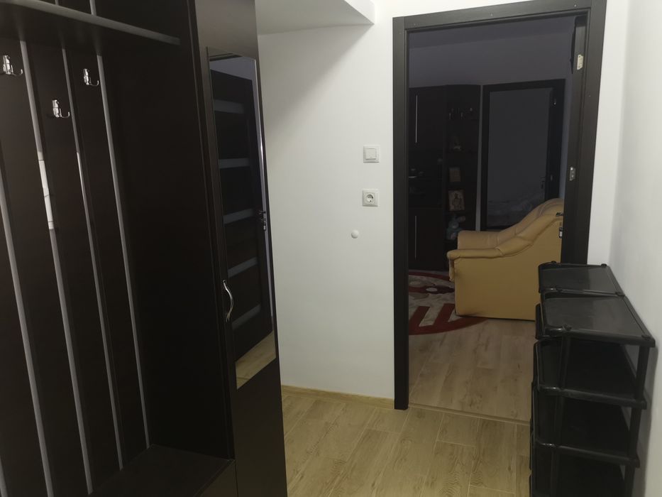 Închiriez apartament cu 2 camere
