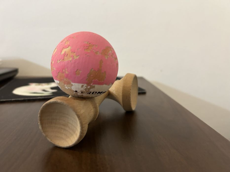 Vand kendama krom pop, roz, rubber.