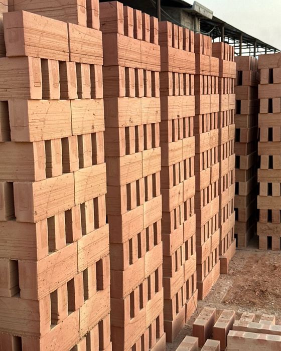 Красный жженый кирпич