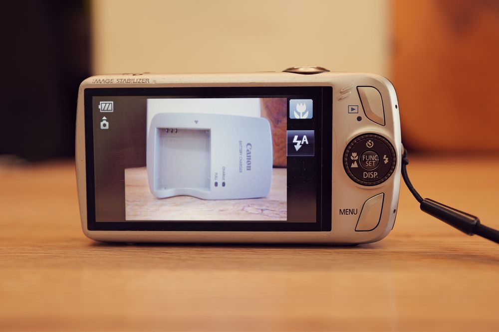 Aparat foto Canon Ixus IS de TOP Touchscreen card charger digital