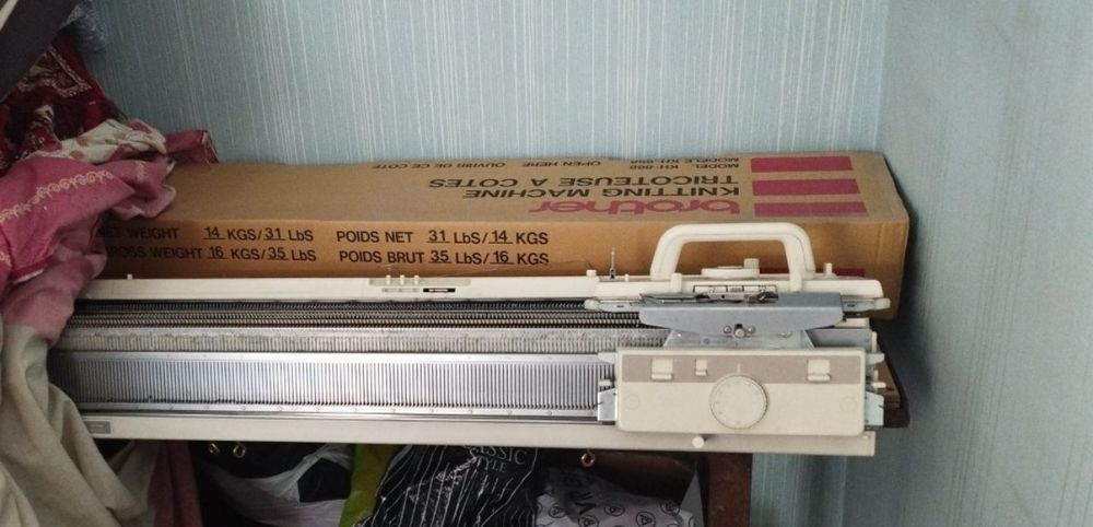 Однофонтурная вязальная машинка Brother KH-891 Япония.
Идеал