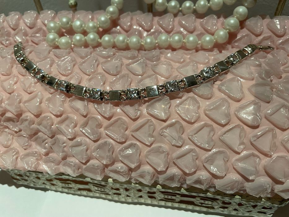 Елегантна и много нежна сребърна гривна