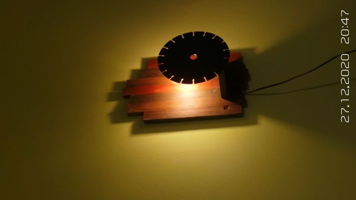 Стенна лампа от дърво и метал