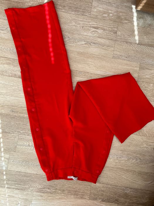 Червен широк панталон