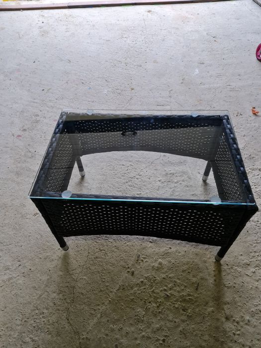 Măsuță din plastic  împletit cu structură metalică și tablă de sticlă