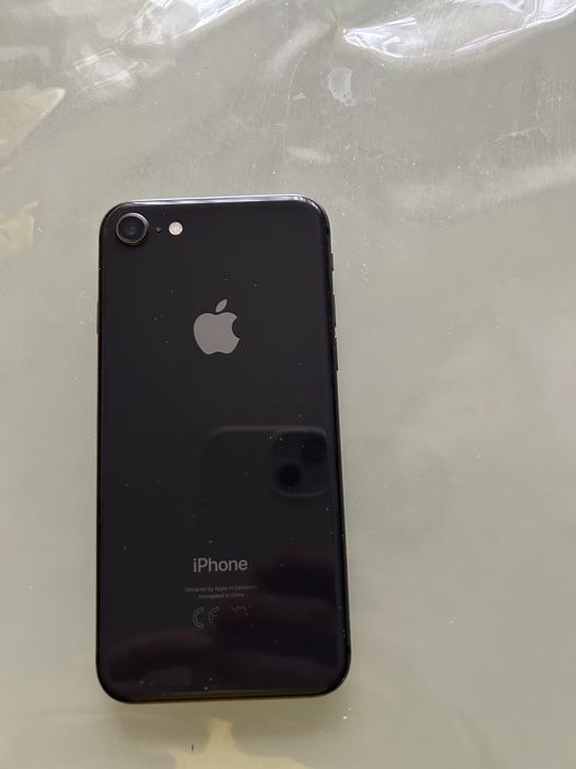 Продам телефон айфон 8
