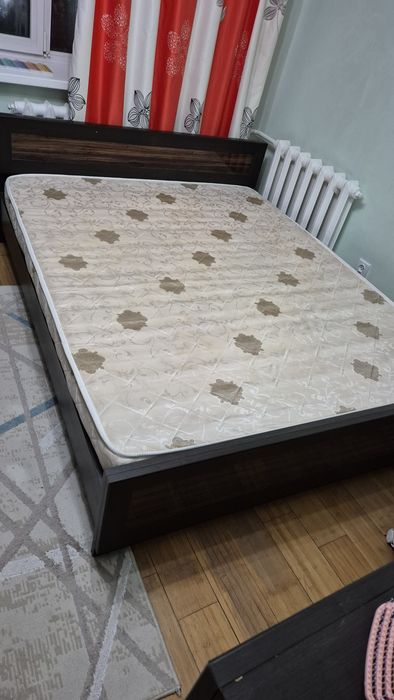 Двуспальная кровать