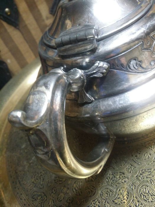 Стар посребрен чайник.