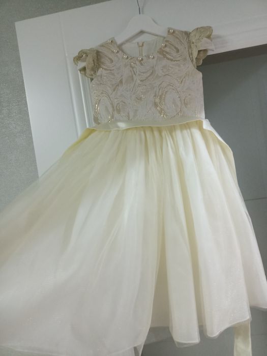 Продам платья на 3-4 года