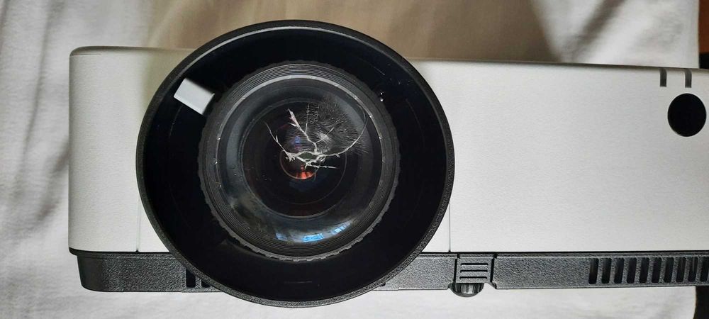 Proiector profesional NEC ME382U si panasonic