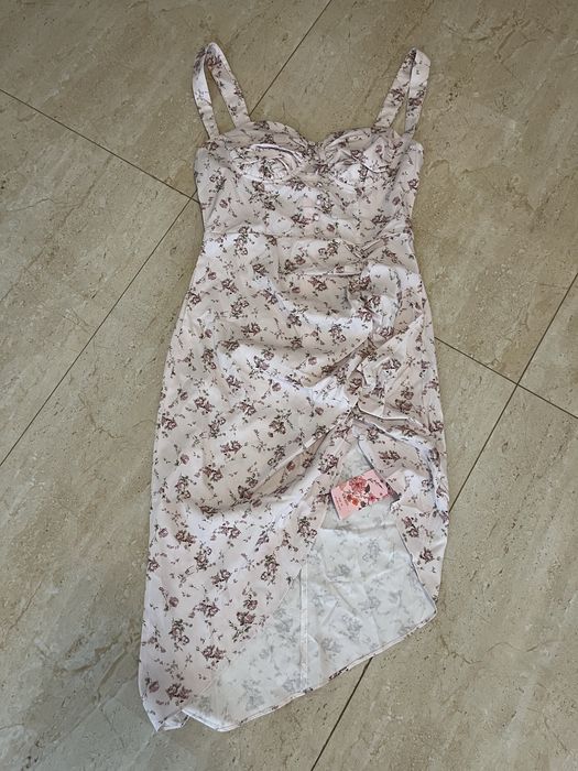 Rochie nouă cu etichetă.