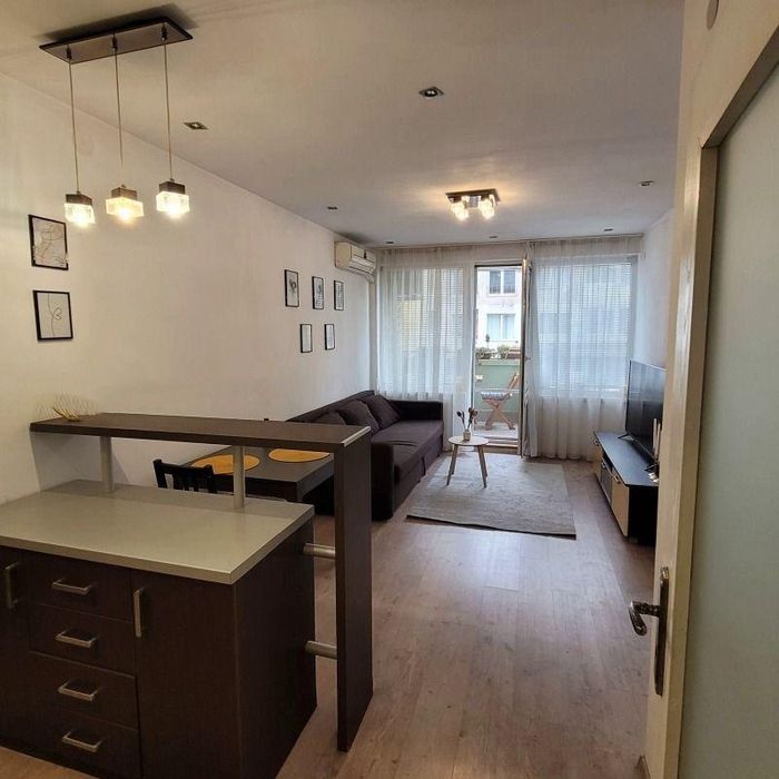 Дава се под наем Двустаен апартамент в София, Център - 67 кв.м за 643.11 € - Снимка #2