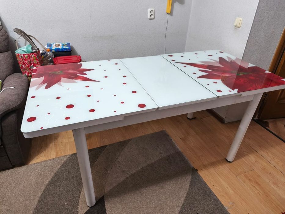 Стол стеклянный, с принтом