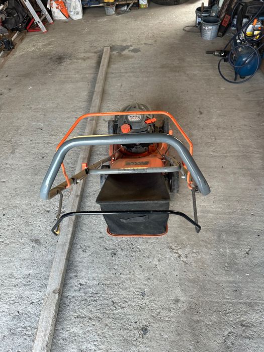 Mașină tuns iarba pe benzină