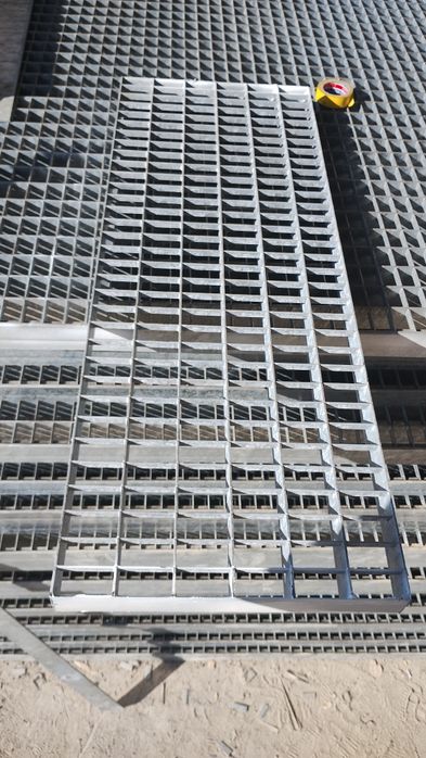 Grătare grilaje și trepte zincate pentru scări metalice