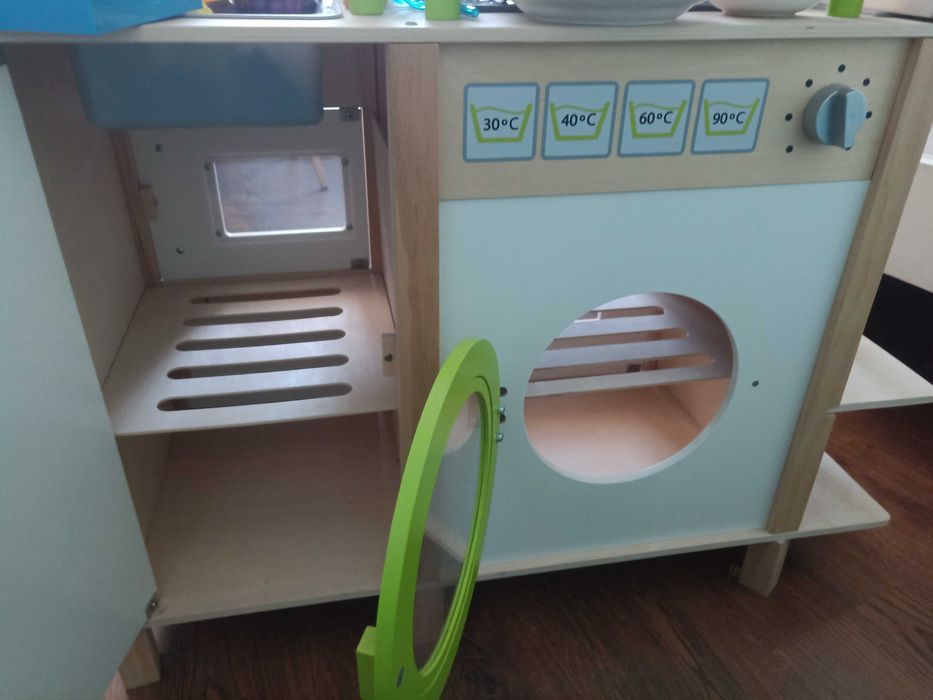 Дървена детска кухня с посуда 65 €