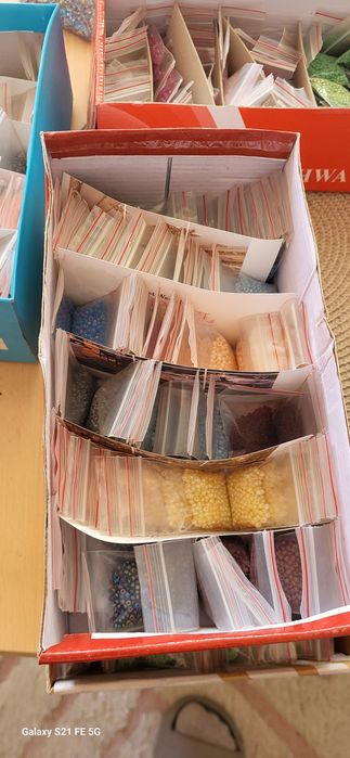 Голям комплект стъклени мъниста за бижута – 400+ пакетчета по 10-15г.