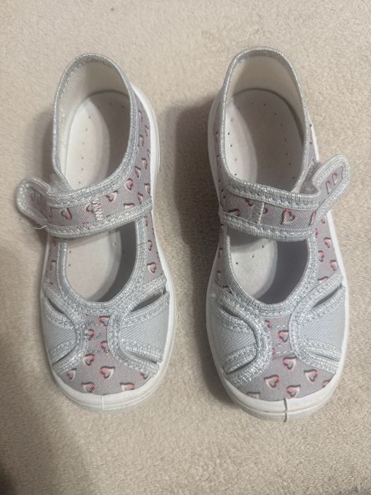 Подарявам детски пантофи за момиче – размер 28