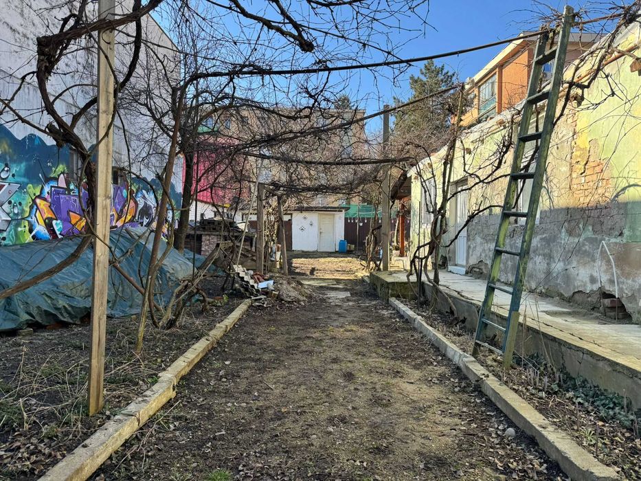 Casă în curs de construcție singură în curte