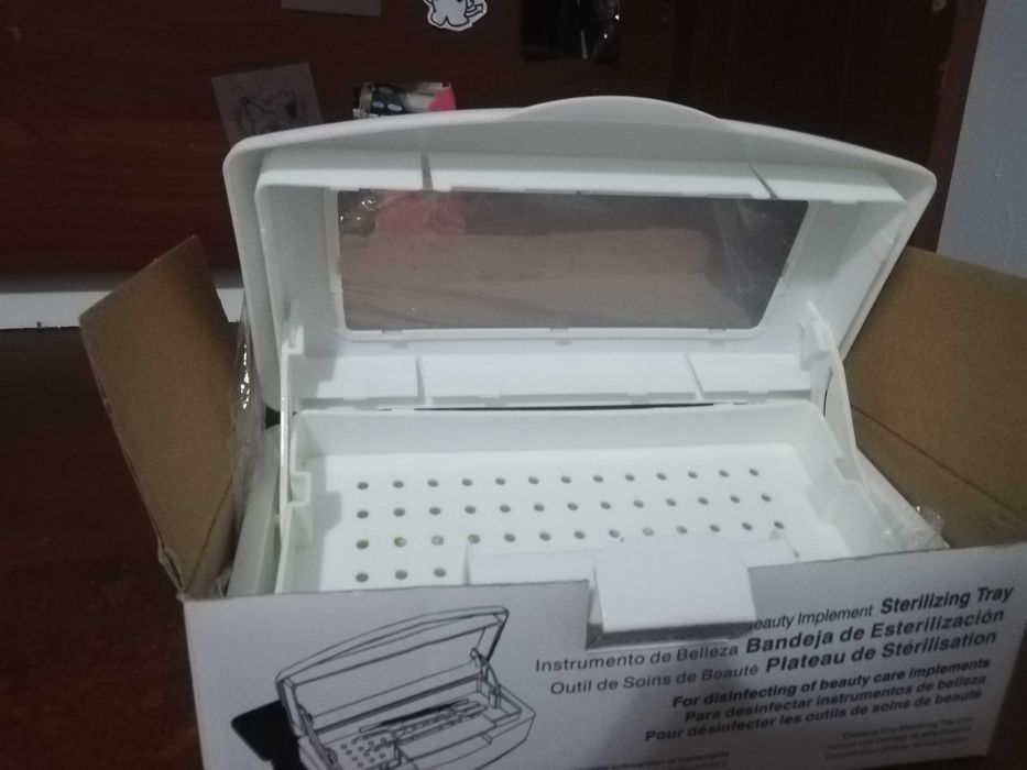 Стерилизатор для маникюрных инструментов.