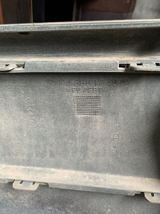 Продам задний бампер оригинал на 124