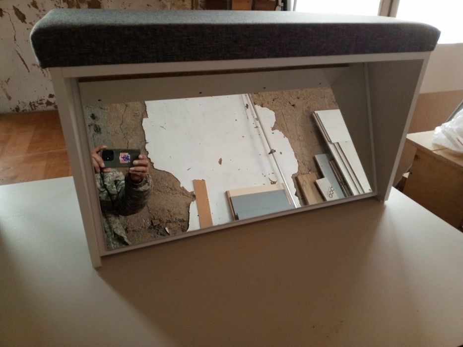 Скамейка для примерки обуви.