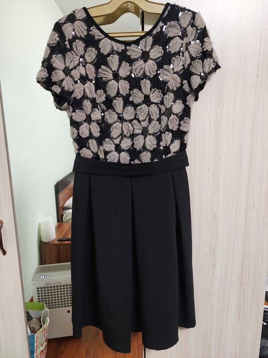 Красива черна рокля с бежови цветя и пайети