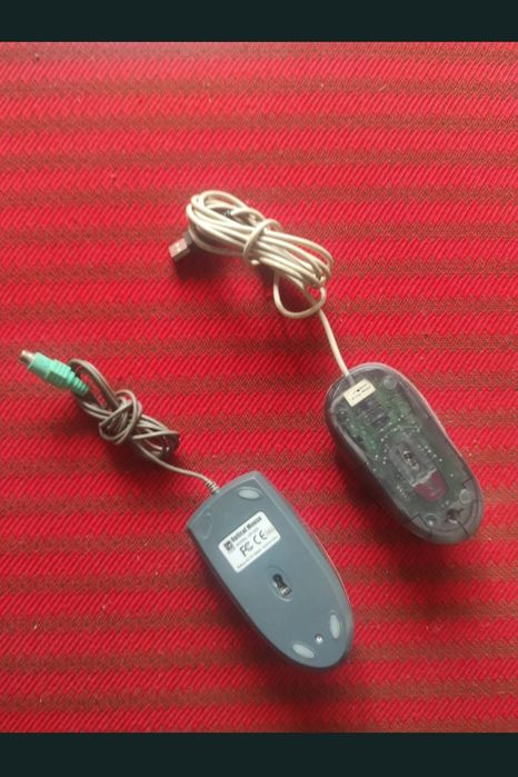 Mouse pentru calculator cu diferite mufe în stare perfectă de funcționare.