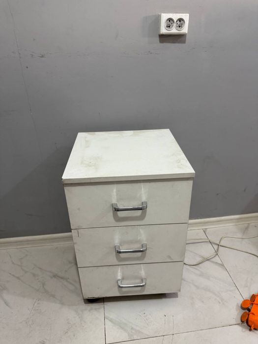 Ресапшн стол,тумбочка, стул ожидания