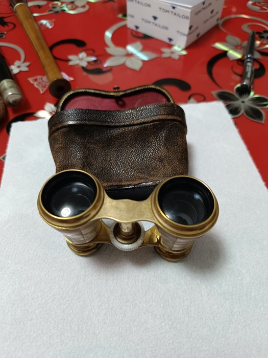 Vând binoclu de teatru.