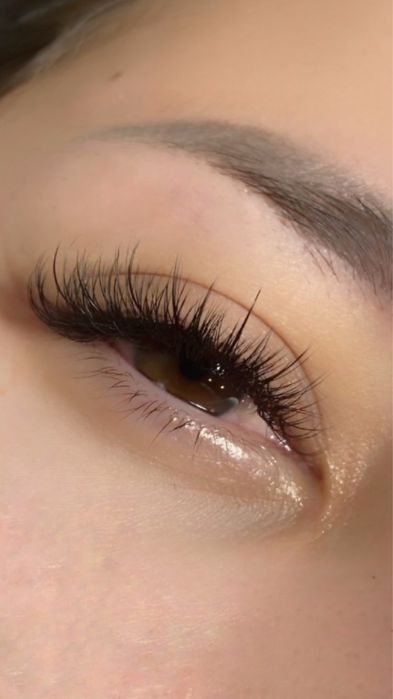 Наращивание ресниц и оформление бровей