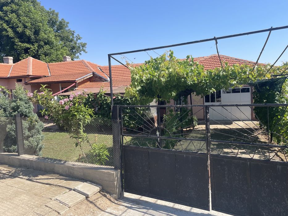 Продава КЪЩА с гараж и двор с.Межден