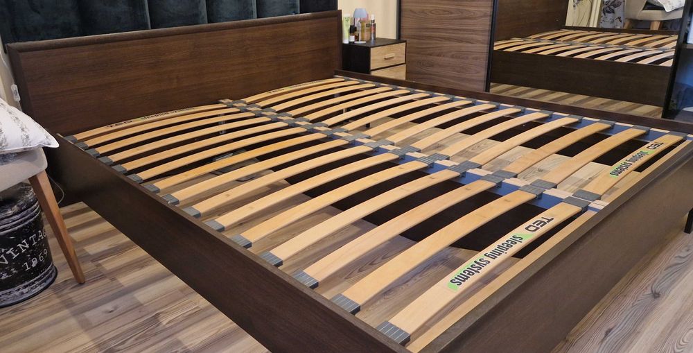 Продава се - спалня + 2 бр. нощни шкафчета