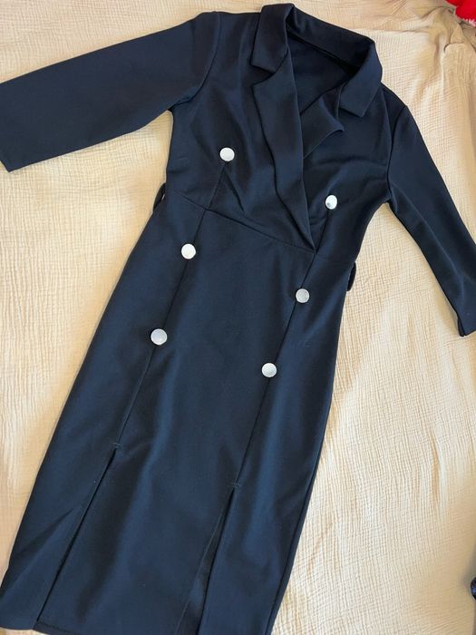 Rochie neagra tip sacou, cu slit dublu