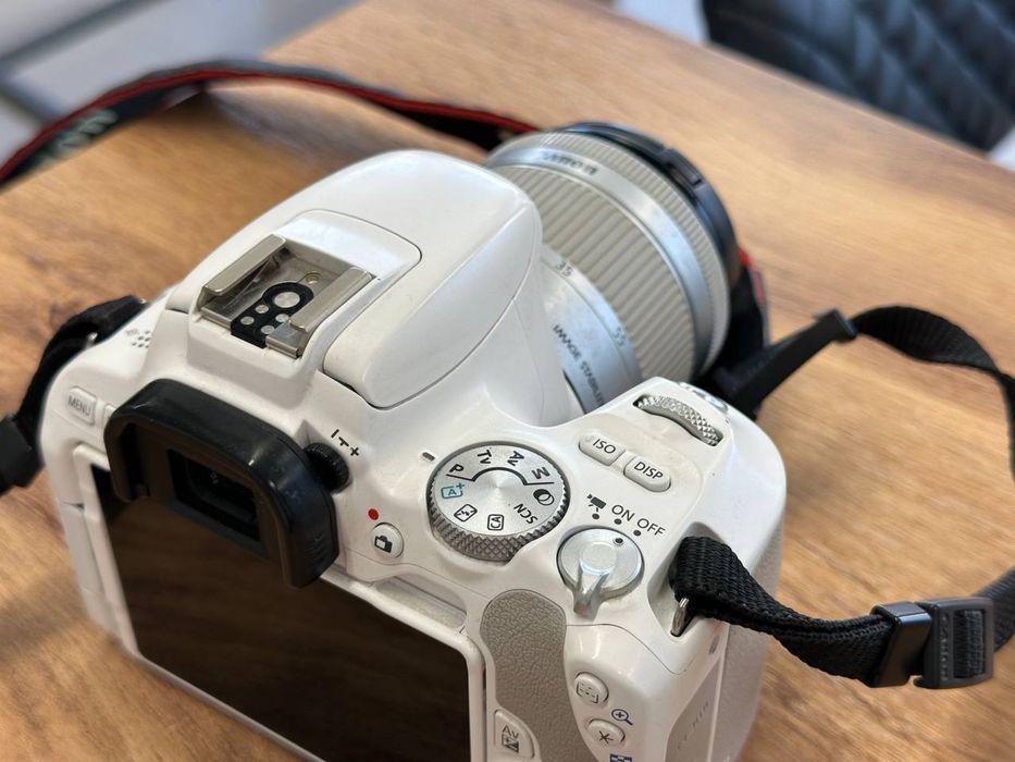 Canon   EOS 200D